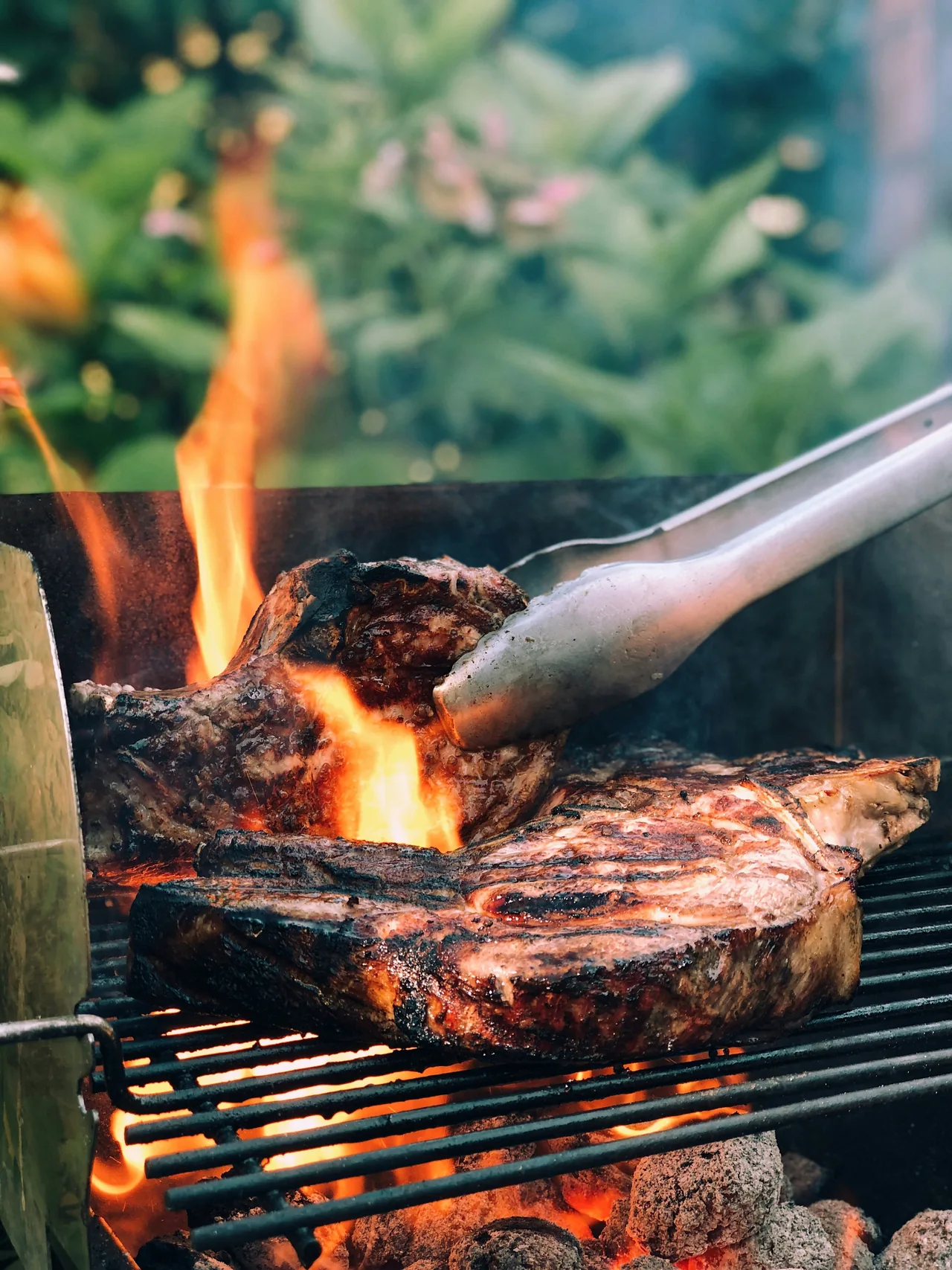 Carne a la brasa en una barbacoa